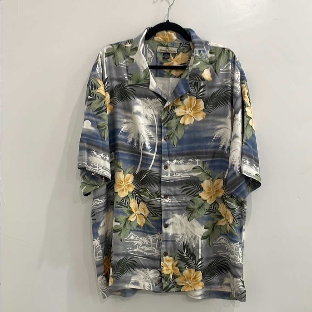 Tommy Bahama Men's Button Up Hawaiian Floral Shirt
100% Silk Size XL - Picture 3 of 13
